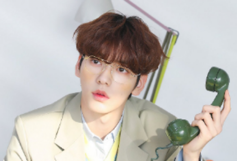 一個典型的書呆子，同時也是個龐克。 thumbnail