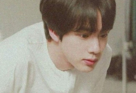 Une histoire sur le fait d'être coincée entre deux beaux garçons (texte). thumbnail