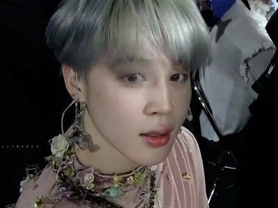 가방에 달린 키링 thumbnail