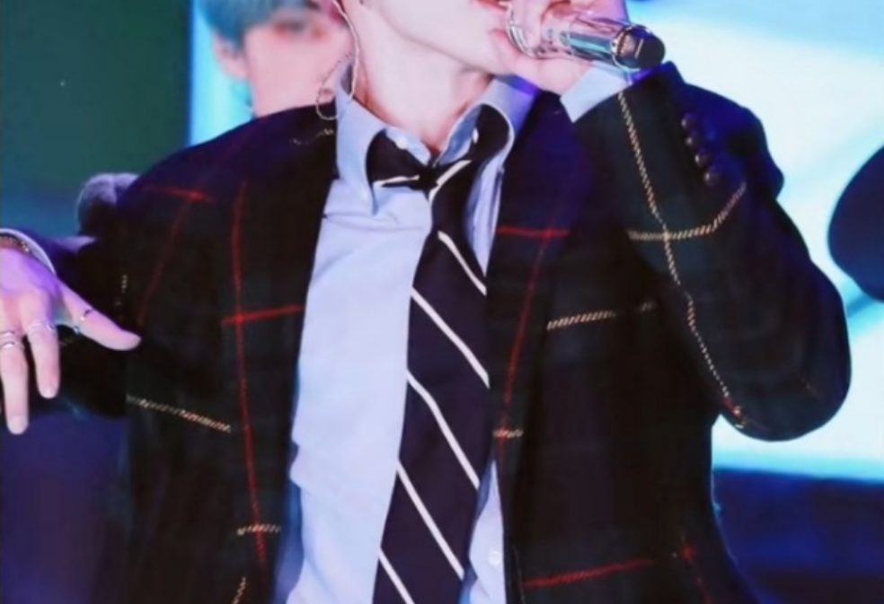 A female Jimin fan who met Jimin by chance thumbnail