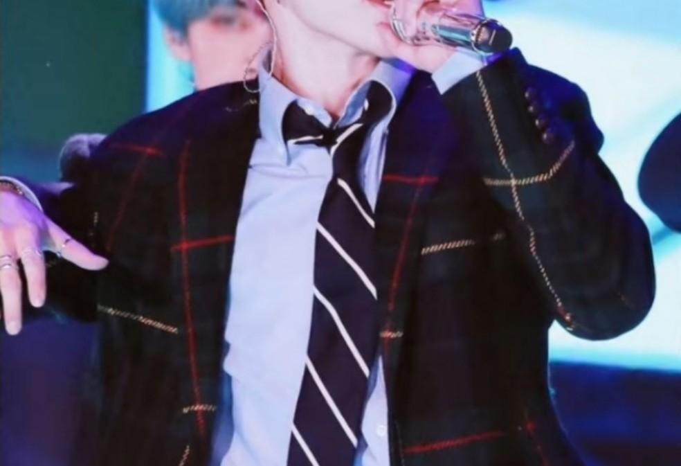 Episode 2: Giving an autograph to a woman passing by thumbnail