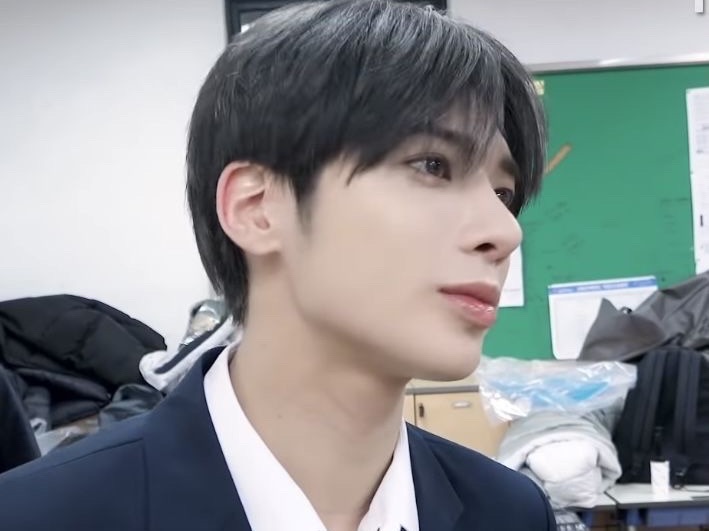 Salir con ese guapo mayor... toma [suspiro] thumbnail