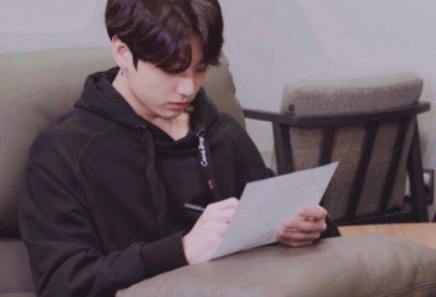 Toma esa ropa y tírala a la basura. thumbnail