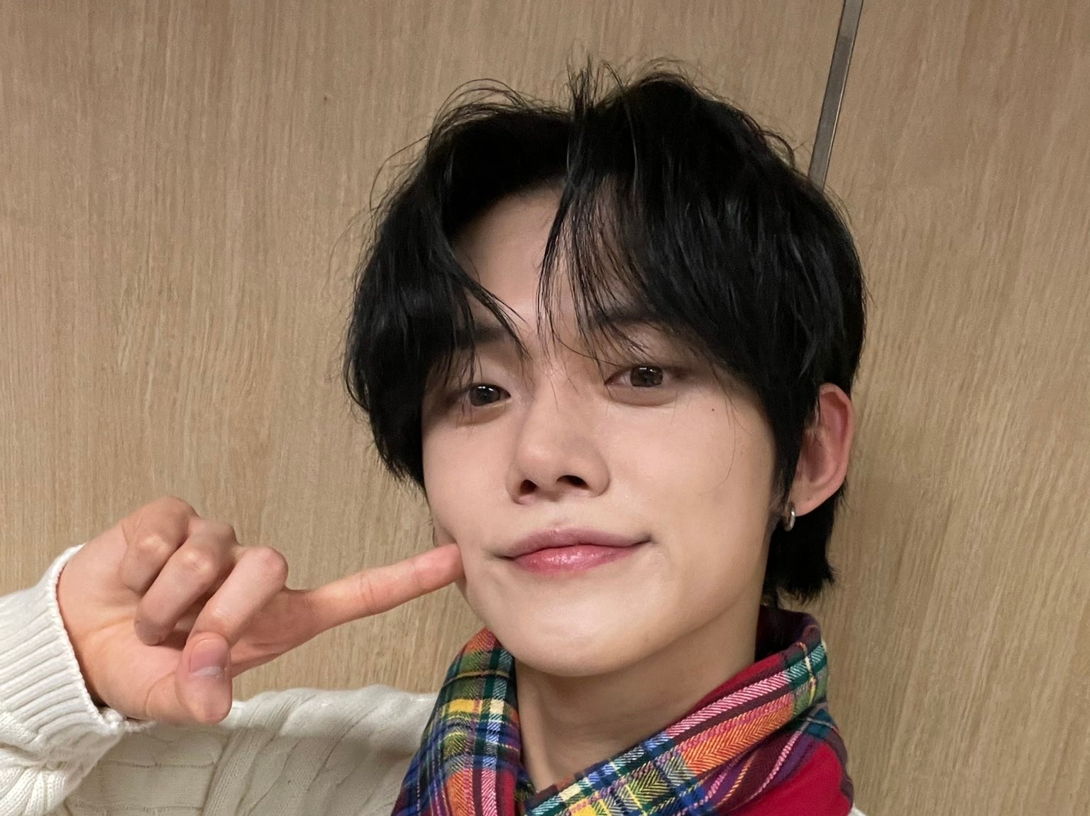 全校第一名學生呂珠妍（有故事）在第一名學生崔延俊身後 thumbnail