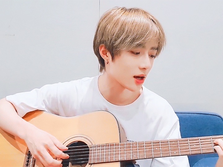 被帅哥骑士撞到的故事.txt thumbnail