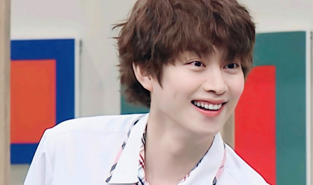 Idol trainee wearing a fake mask thumbnail