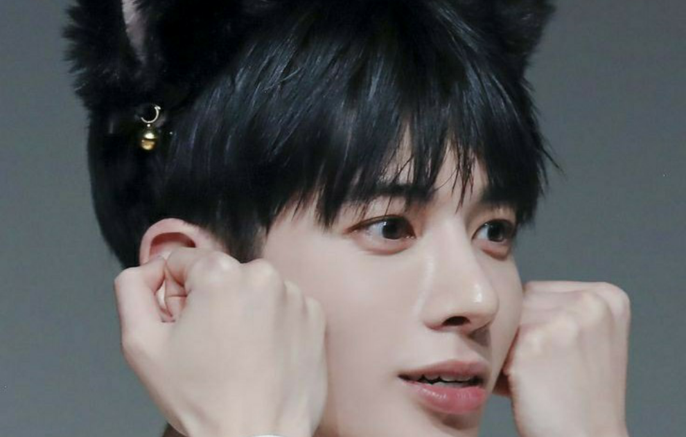 Taehyun trong hình dạng một con mèo hoặc một con sóc thumbnail