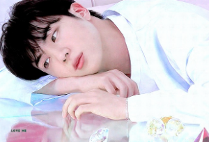 一条看起来快要断掉的项链 thumbnail