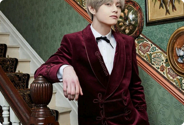 这是全正国，CEO金泰亨的秘书，金泰亨是遛狗的人。 thumbnail