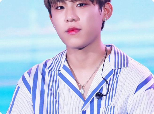 Một nữ chính trong sáng hẹn hò với một chàng trai hư hỏng. thumbnail