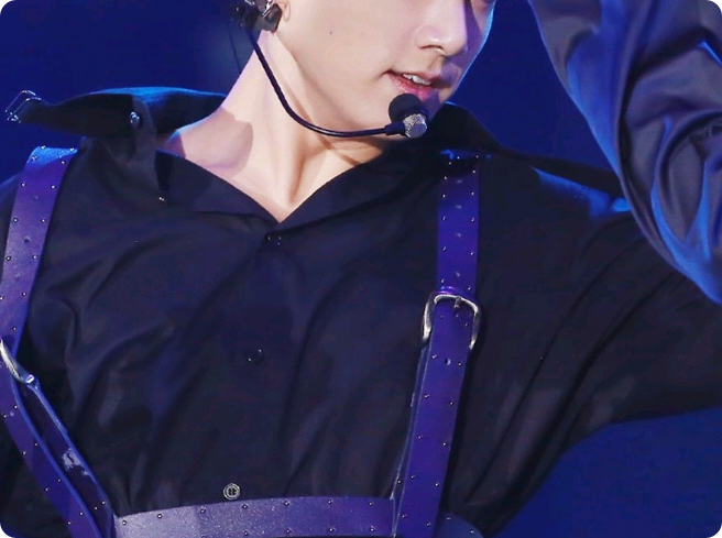 Nữ nhân vật chính là một bà trùm băng đảng đeo mặt nạ. thumbnail