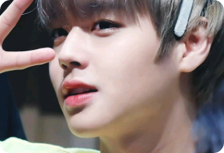 벚꽃이 떨어지던  날 그댈 처음 만났죠 thumbnail