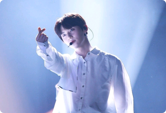 Berjalan menyusuri jalan setapak yang dipenuhi bunga bersama pria yang kutemui secara kebetulan...? thumbnail